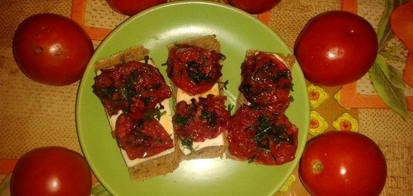 Бутерброды с жареными помидорами и сыром