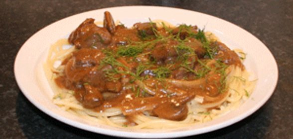 Мясо, тушеное с сырным коричневым соусом