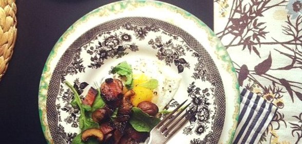 Яичница с грибами и беконом