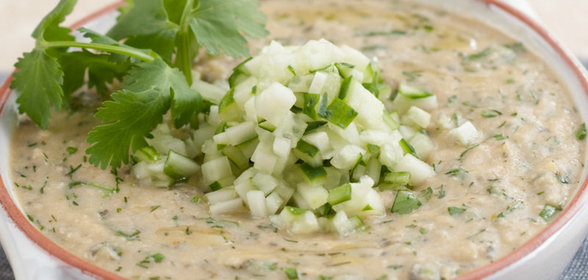 Пряный хумус со свежим огурцом