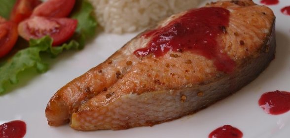 Сёмга под клюквенным соусом
