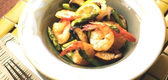 Креветки с грибами и спаржей