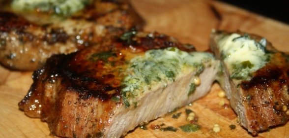 Стейки из говядины с тархуновым сливочным маслом на мангале на дощечке