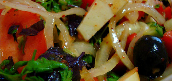 Салат с маринованным луком и сыром сулугуни