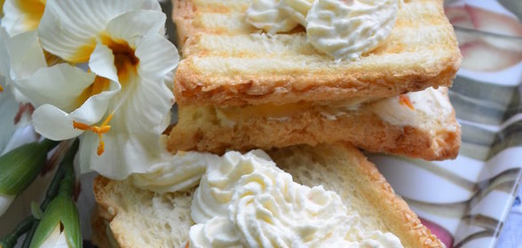 Сэндвич с джемом, бананом и творожной массой