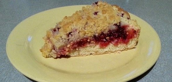 Быстрый пирог с брусникой