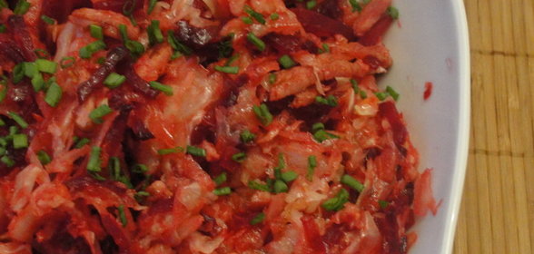 Салат из квашенной капусты со свеклой : - )