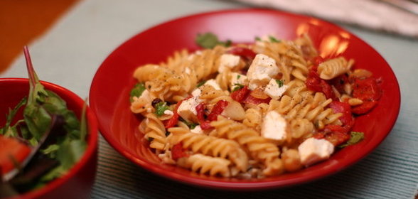 Паста с жареным перцем, луком, фетой и мятой