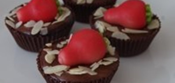 Шоколадные корзиночки с клубничным джемом и марципановой клубникой