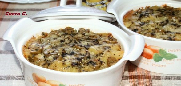 Свинина с овощами и оливками в горшочках