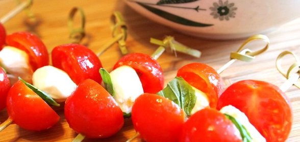 Канапе с сыром моцарелла