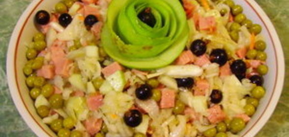 Салат с квашеной капустой, ветчиной и яблоком
