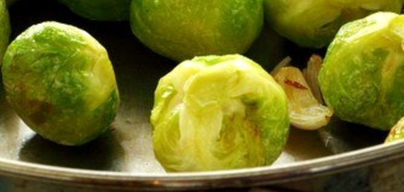 Запеченная брюссельская капуста с карамелизованным шалотом