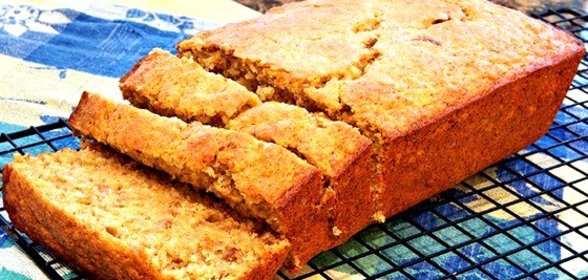 Кекс с вареньем и сметаной