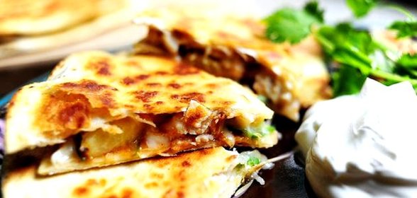 Кесадилья с курицей и ананасами