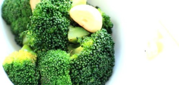 Жареная брокколи с чесноком, чили и лимонным соком
