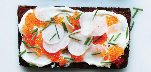 Брускетта с репой, красной икрой и зеленым луком