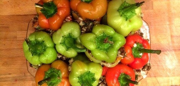 Перец, фаршированный запеченными овощами с рисом и чечевицей