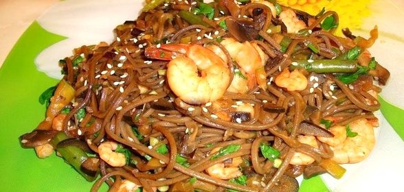 Гречневая лапша с овощами и креветками