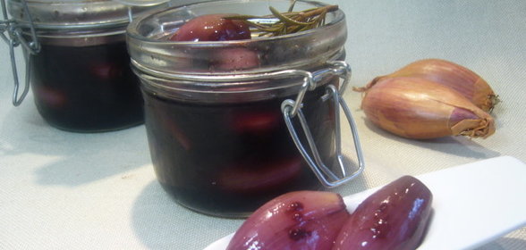 Пикантный лук шалот в винном маринаде