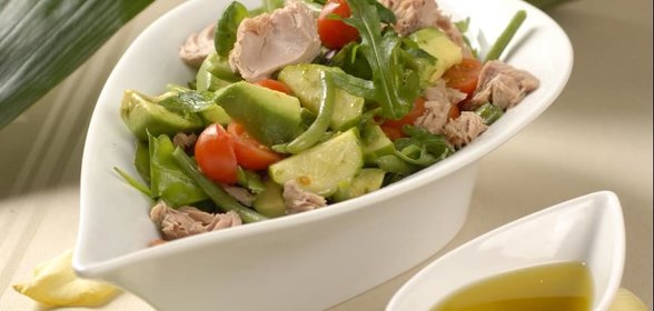 Овощной салат с консервированным тунцом