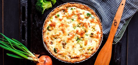 Киш с красной рыбой и брокколи