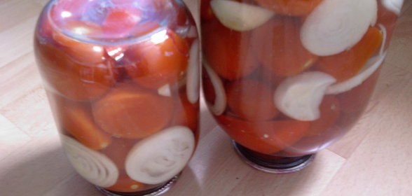 Консервированные помидорчики, да с маринованным лучком--мой вариант