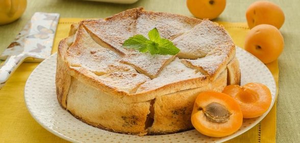 Шарлотка абрикосовая