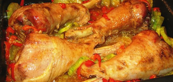 Голень индейки под кефирно-чесночным маринадом, запеченная с овощами