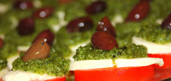 Башенки капрезе с соусом песто...классика