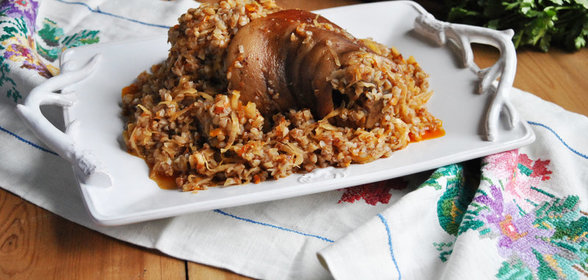 Рулька, запечённая с гречкой и квашеной капустой