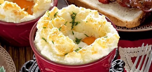 Запеченные яйца с сыром и остро-сладким беконом