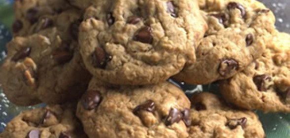 Печенье с кусочками шоколада и орехами