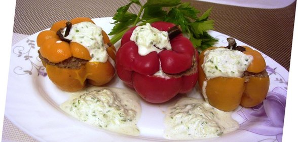 Перец , фаршированный киноа, приготовленный на пару