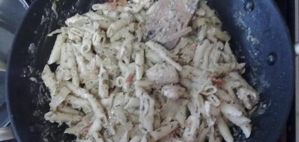 Паста пенне с курицей, сыром фета и овощами