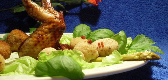 Крылышки с картофельно-миндальными шариками