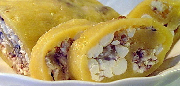 Сырный рулет с грецкими орехами и зерненым творогом