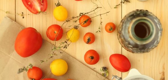 Вяленые томаты с чесноком и травами в оливковом масле