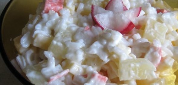 Салат с консервированными ананасами