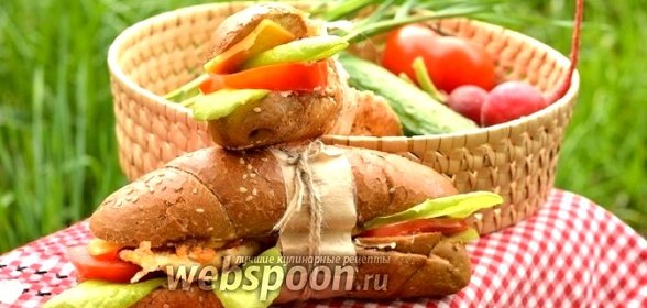 Сэндвич с курицей, сыром и помидорами