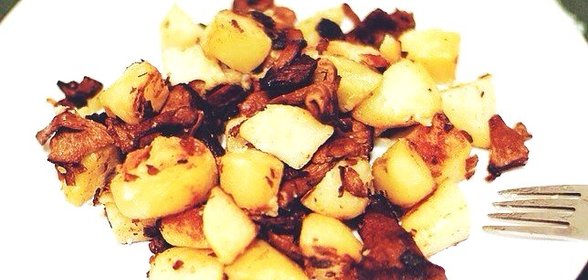 Жареный картофель с лисичками