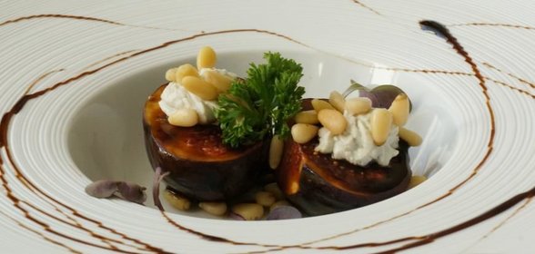 Карамелизированный в бальзамике инжир с кремом из горгонзолы и кедровыми орешками.