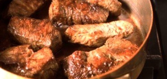 Тушеная говядина в винном соусе