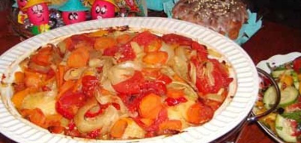 Цыпленок тушеный с овощным гарниром в утятнице