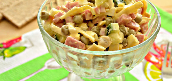 Салат «Нежность» с плавленым сыром и колбасой