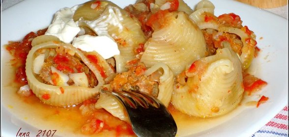 Ракушки с фаршем, кабачками и помидорами