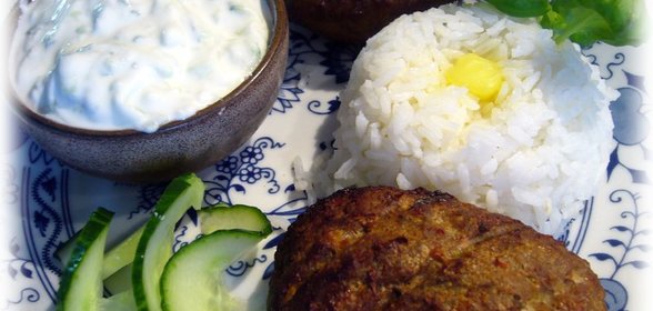 Bifteki (бифштекс) с сыром фета и соусом тцацики