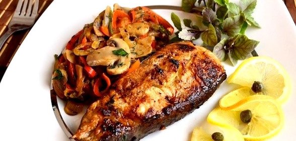 Стейк сома с овощами