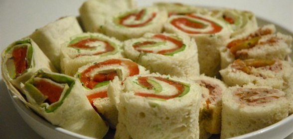 Рулетики с авокадо и красной рыбой