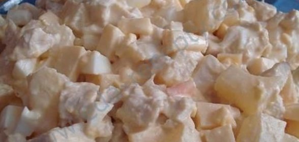 Королевский салат с консервированными ананасами и курицей